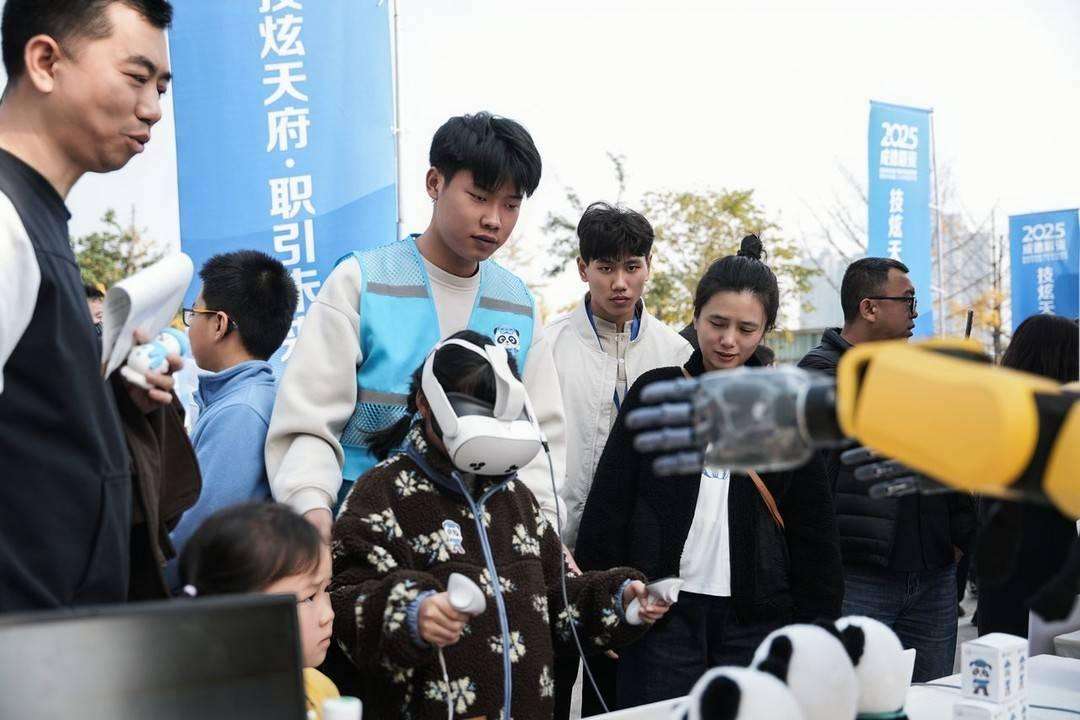 ¹«Ô°Àï°ìÆðÖ°½ÌÕ¹£º³ÉµÂü×Ê50ËùԺУÁªÕ¹°ÙÏî¼¼ÄÜ£¬ÏÖ³¡Ç©Ô¼³¬°ÙÈË