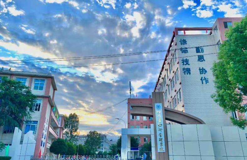 �Ĵ�ʡ���ù���ѧУ�ǹ��컹����죿